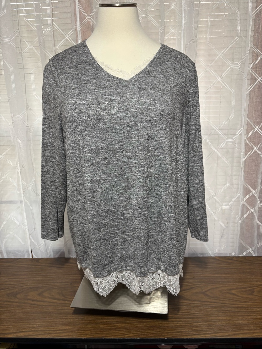 No name No tags 3X (my closet) Grey Lace Hem V-Neck Women's Top 27 p2p 30L